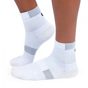 On |Women QC Ultralight Mid Sock Socks White | Black | GG83-M3VU