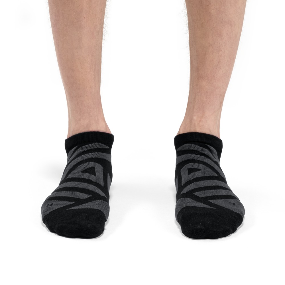 On |Men QC Performance Low Sock Socks Black | Shadow | RM51-U5CK