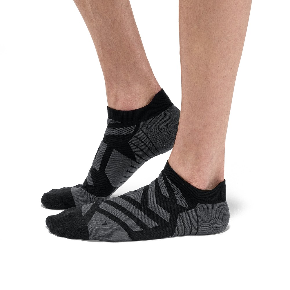 On |Men QC Performance Low Sock Socks Black | Shadow | RM51-U5CK