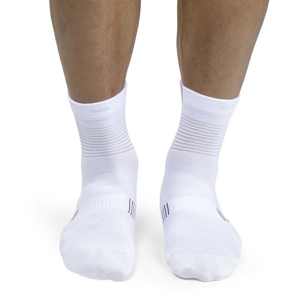 On |Men QC Ultralight Mid Sock Socks White | Black | EK14-O7UU