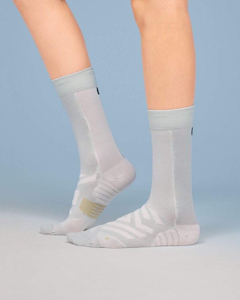 On |Women QC Performance High Sock Socks Glacier | Dew | NS62-L8ZO