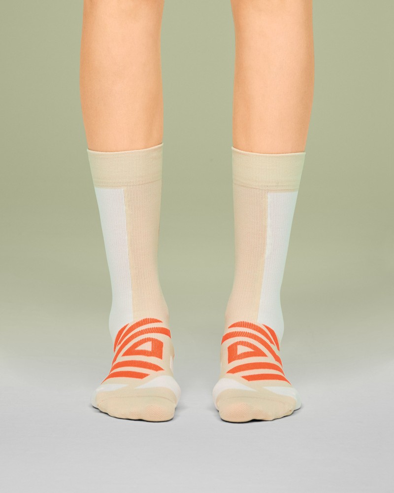 On |Women QC Performance High Sock Socks Haze | Flame | DH03-G9WG