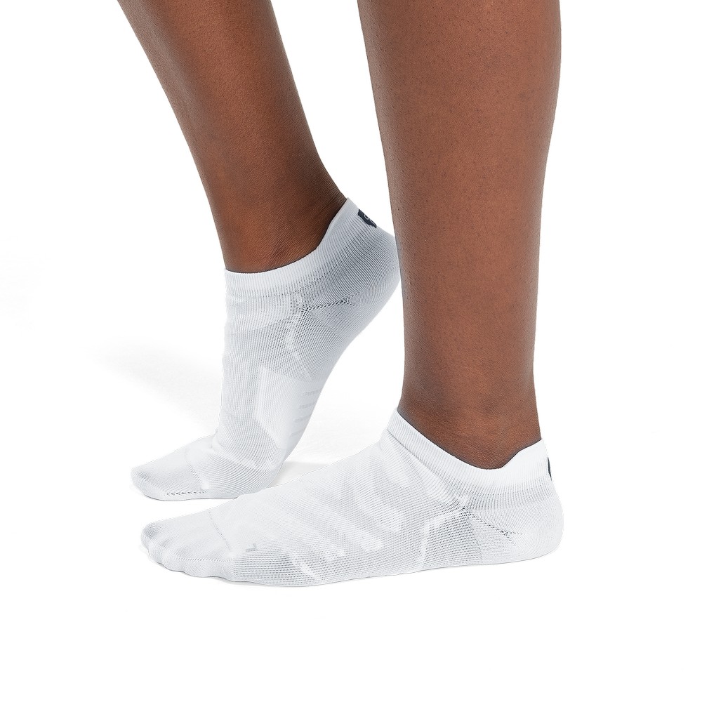 On |Women QC Performance Low Sock Socks White | Ivory | FY67-A6JW