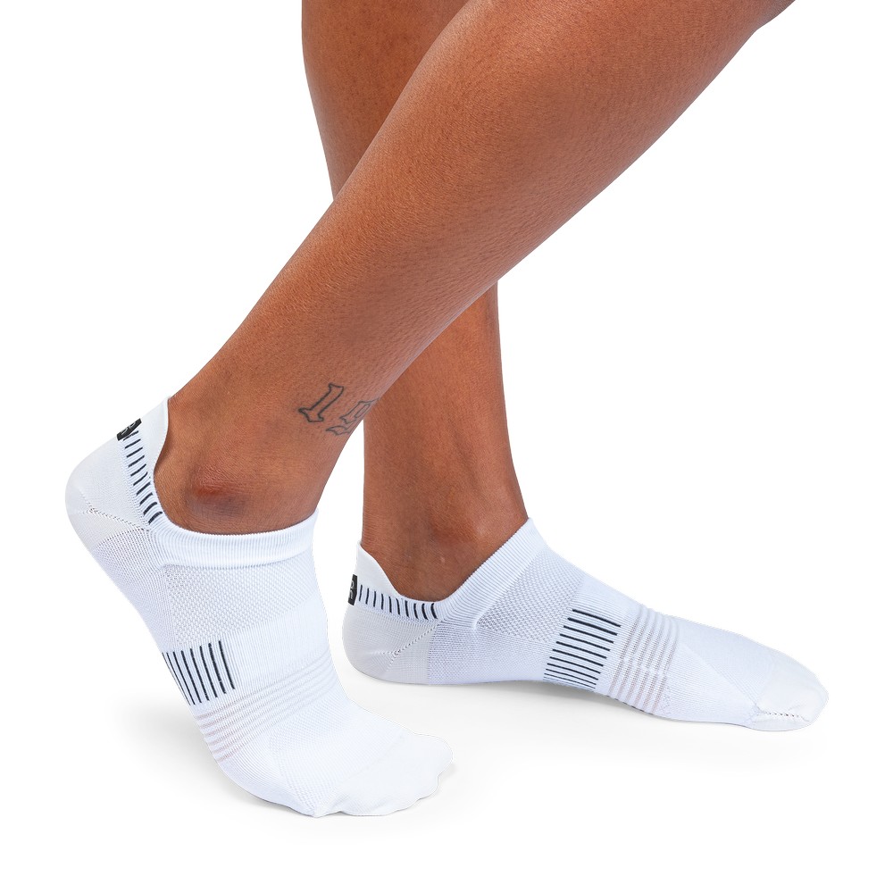 On |Women QC Ultralight Low Sock Socks White | Black | CF18-J3JI